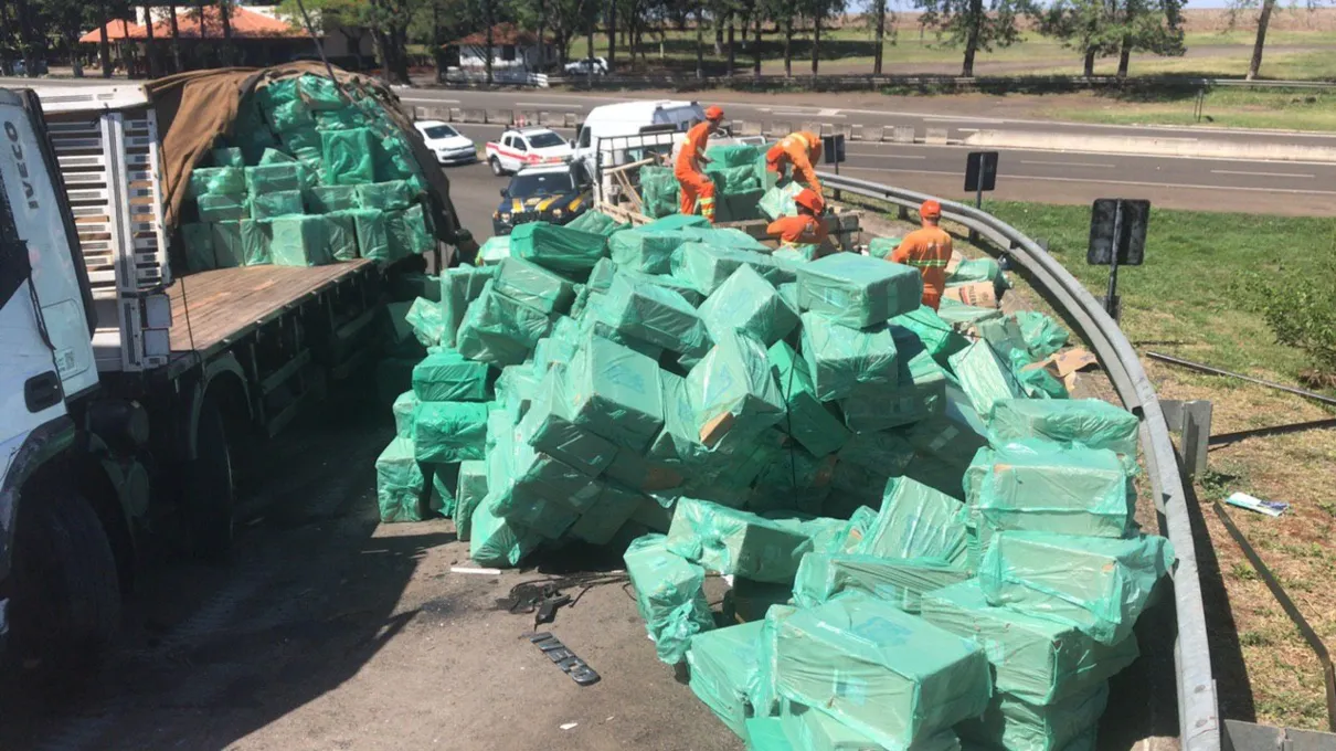 Caminhão carregado com cigarros contrabandeados tomba na BR-369