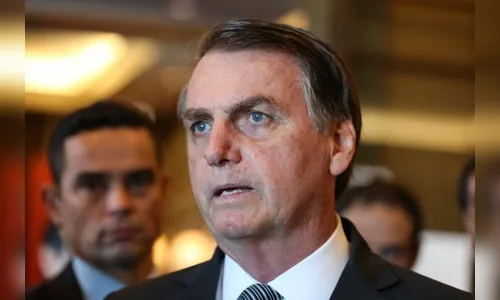 'Queiroz cuida da vida dele, eu cuido da minha', diz Bolsonaro 