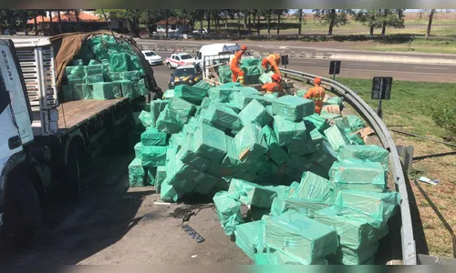Caminhão carregado com cigarros contrabandeados tomba na BR-369
