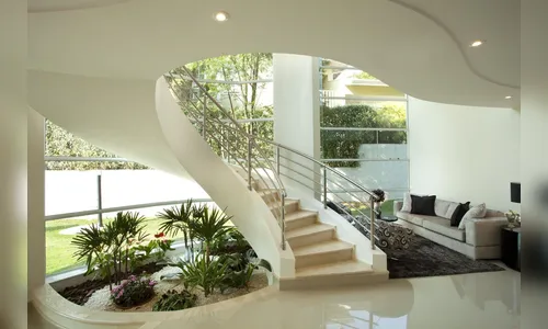 Confira dicas para decorar jardim de inverno embaixo da escada