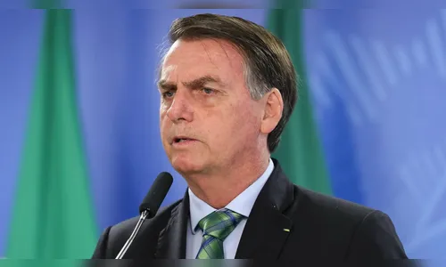 'Estou num país capitalista', diz Bolsonaro ao desembarcar na China