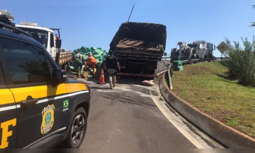 
						
							Caminhão carregado com cigarros contrabandeados tomba na BR-369
						
						