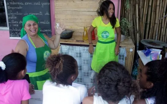 Chef ensina moradores de favelas do Rio a criarem pratos aproveitando 100% dos alimentos