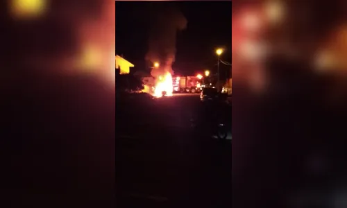 Homem é suspeito de atear fogo em carro 