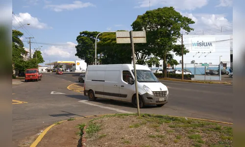Motoristas realizam manobras para burlar semáforo na Avenida Minas Gerais, em Apucarana