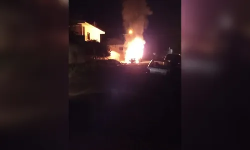 
						
							Homem é suspeito de atear fogo em carro 
						
						