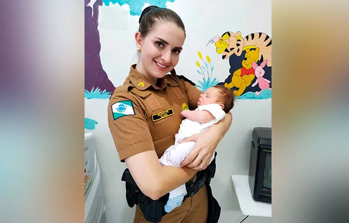 PM salva bebê engasgado com leite materno