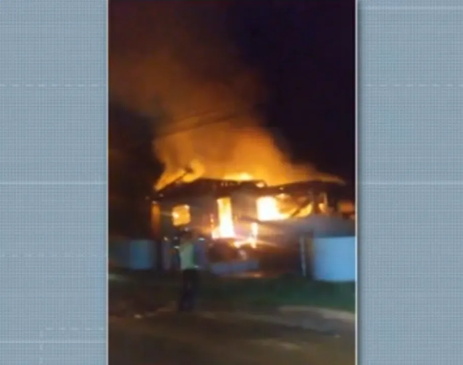 Mulher é suspeita da atear fogo nas roupas da filha e provocar incêndio em casa