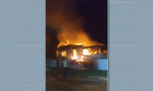 Mulher é suspeita da atear fogo nas roupas da filha e provocar incêndio em casa