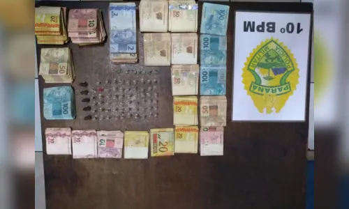 
							PM prende jovem com 63 pinos de cocaína, crack e R$ 14,5 mil em dinheiro 
						
						