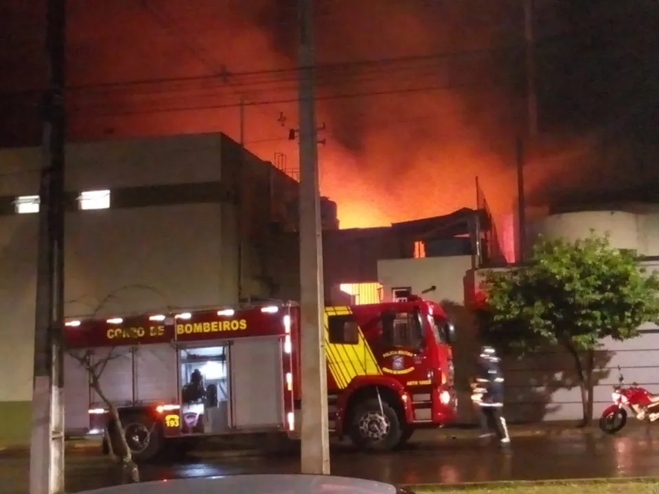 O fogo atingiu um depósito do Hospital Bom Jesus. (Foto: Redes Sociais)
