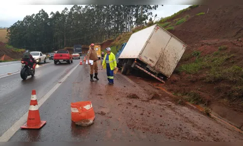 Caminhão tomba na PR 444 em Arapongas