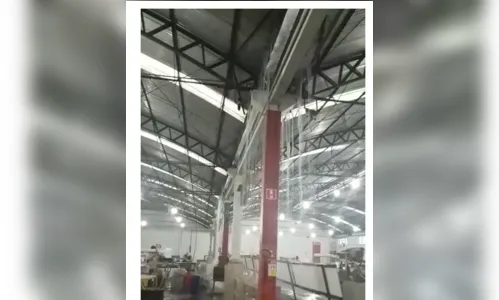 Chuva invade empresa de Arapongas e vídeo viraliza nas redes sociais
