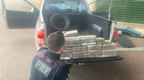 A Polícia Rodoviária Federal (PRF) apreendeu 22 quilos de maconha no fina OA PRF encaminhou a ocorrência para a Delegacia da Polícia Civil em Guaíra. (Foto: PRF)