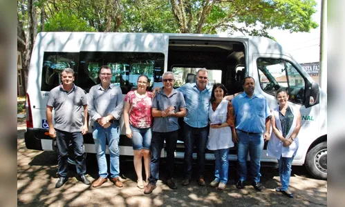 Prefeito de Faxinal faz entrega de uma Van adaptada para a Apae