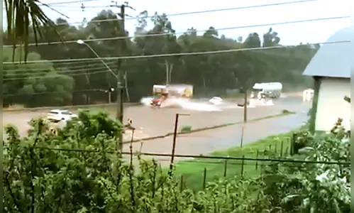 Forte chuva causa alagamento na PR 444 em Arapongas; veja vídeo