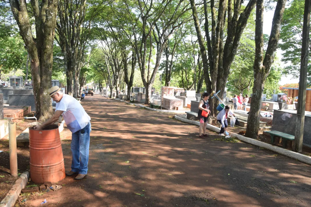 Nos últimos dias tem aumentado o fluxo de pessoas que fazem a limpeza e as preparações nas sepulturas dos familiares. (Foto: Ivan Maldonado)