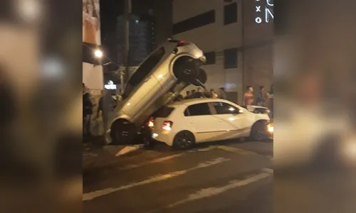 Carro fica em cima de outro durante acidente em Ponta Grossa