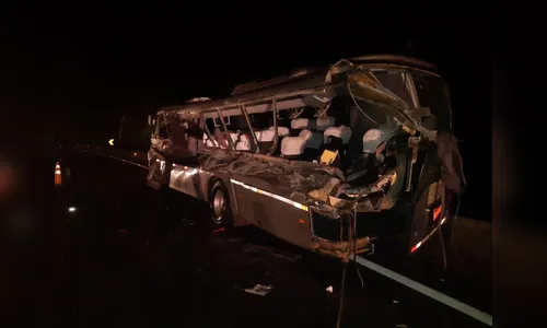 Micro-ônibus com alunos se envolve em acidente na BR-277; duas pessoas morreram