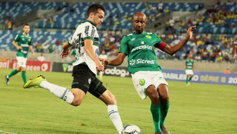 Juan Alano tenta jogada na Arena Pantanal. Foto: Raphael Brauhardt/CoritibaFC.