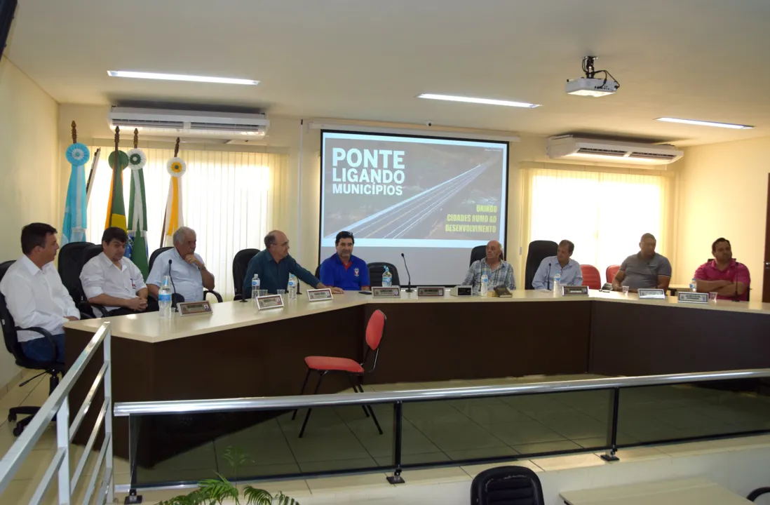 A reunião aconteceu no plenário da Câmara de Vereadores de Jardim Alegre. (Foto: Ivan Maldonado).