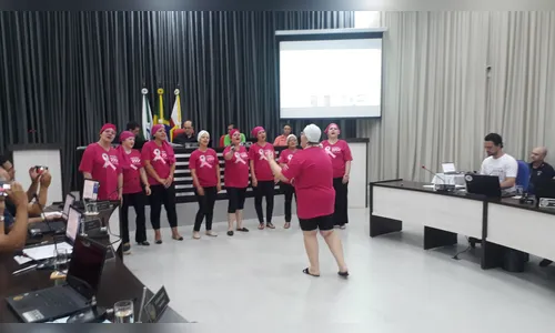 Câmara de Apucarana recebe coral de pacientes do setor de oncologia do Hospital da Providência