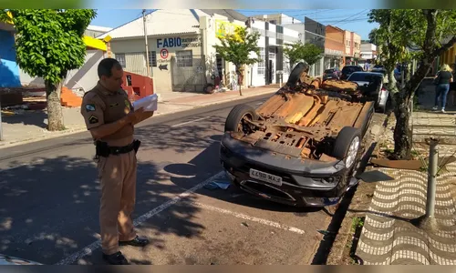 Após batida no centro de Apucarana carro capota e vai parar em vaga; veja o vídeo