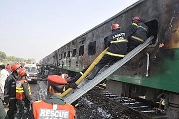 Incêndio em trem após uso de forno a gás mata ao menos 71 pessoas no Paquistão