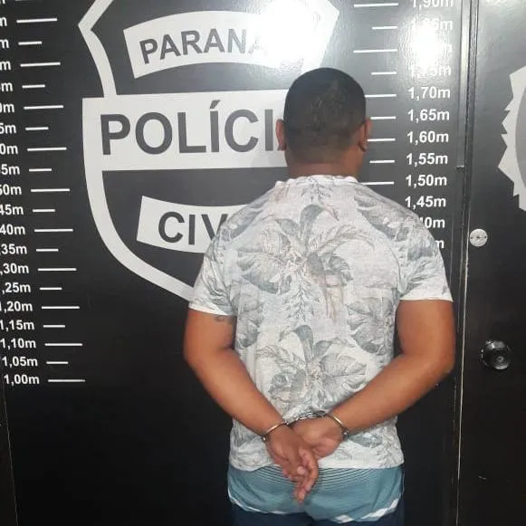 Ele foi preso no momento em que chegava em um condomínio residencial no bairro Sítio Cercado, em Curitiba. (Foto: PCPR)