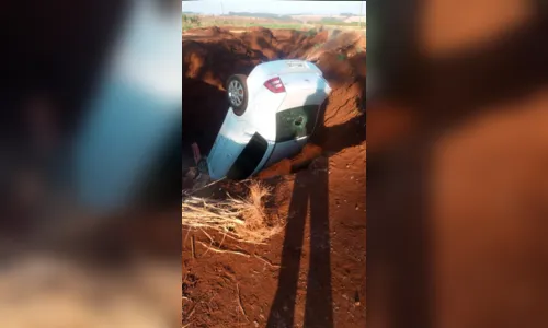 
							Carro cai em buraco que foi aberto por concessionária para impedir o desvio do pedágio de Arapongas
						
						