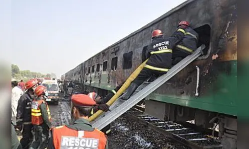 Incêndio em trem após uso de forno a gás mata ao menos 71 pessoas no Paquistão