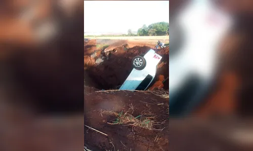 Carro cai em buraco que foi aberto por concessionária para impedir o desvio do pedágio de Arapongas