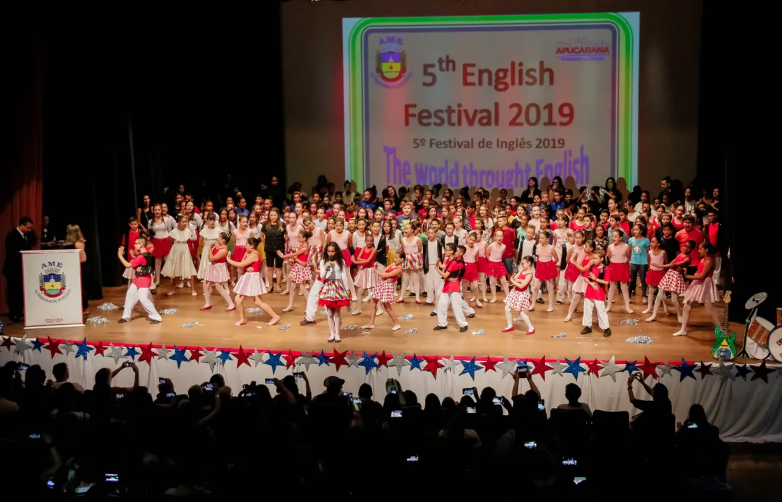 Alunos mostram fluência na língua inglesa durante apresentação de festival