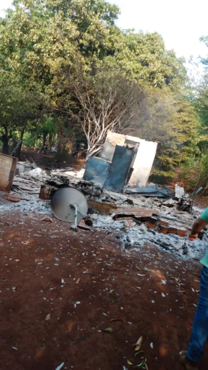 Bombeiros encontram corpo carbonizado em casa incendiada, em Novo Itacolomi