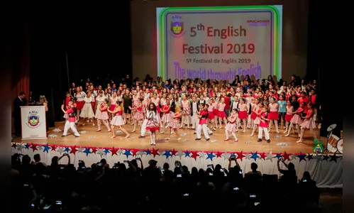 Alunos mostram fluência na língua inglesa durante apresentação de festival