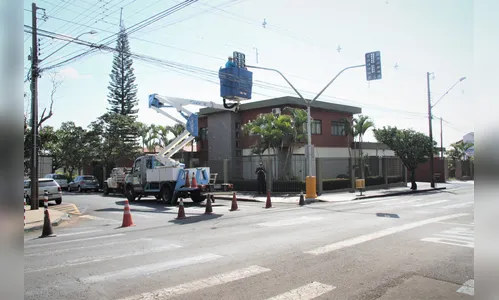 Cruzamento da Rua Flamingos com Pavão ganha semáforo, em Arapongas