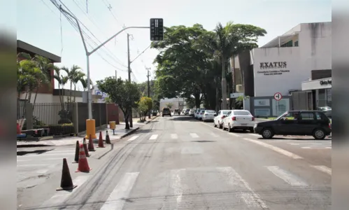 
						
							Cruzamento da Rua Flamingos com Pavão ganha semáforo, em Arapongas
						
						