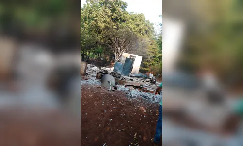 Bombeiros encontram corpo carbonizado em casa incendiada, em Novo Itacolomi