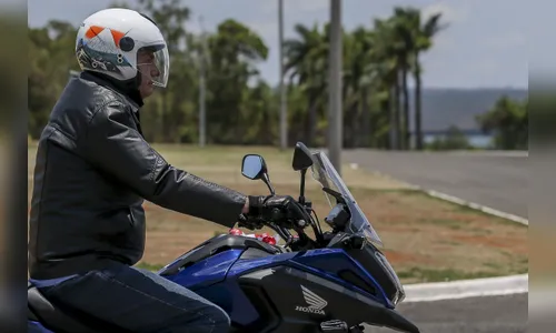 Bolsonaro compra moto para andar no entorno do Alvorada