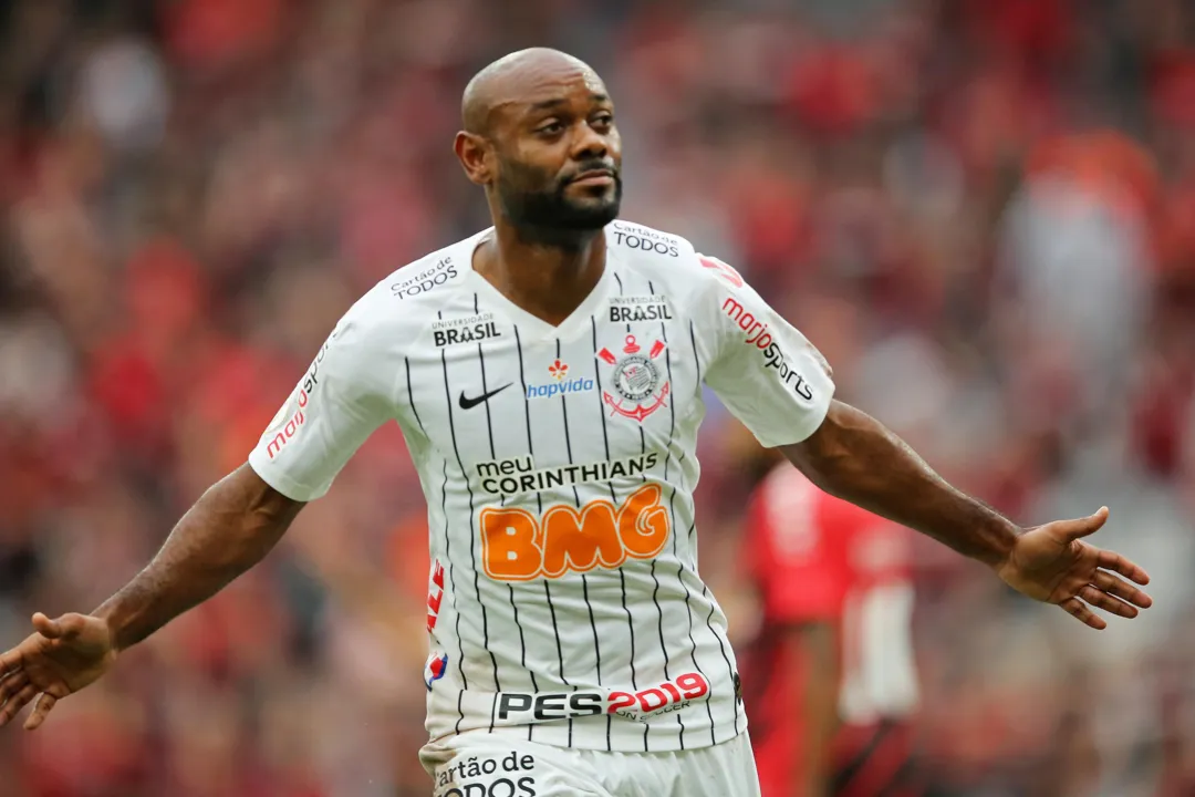Corinthians visita o líder Flamengo no Maracanã