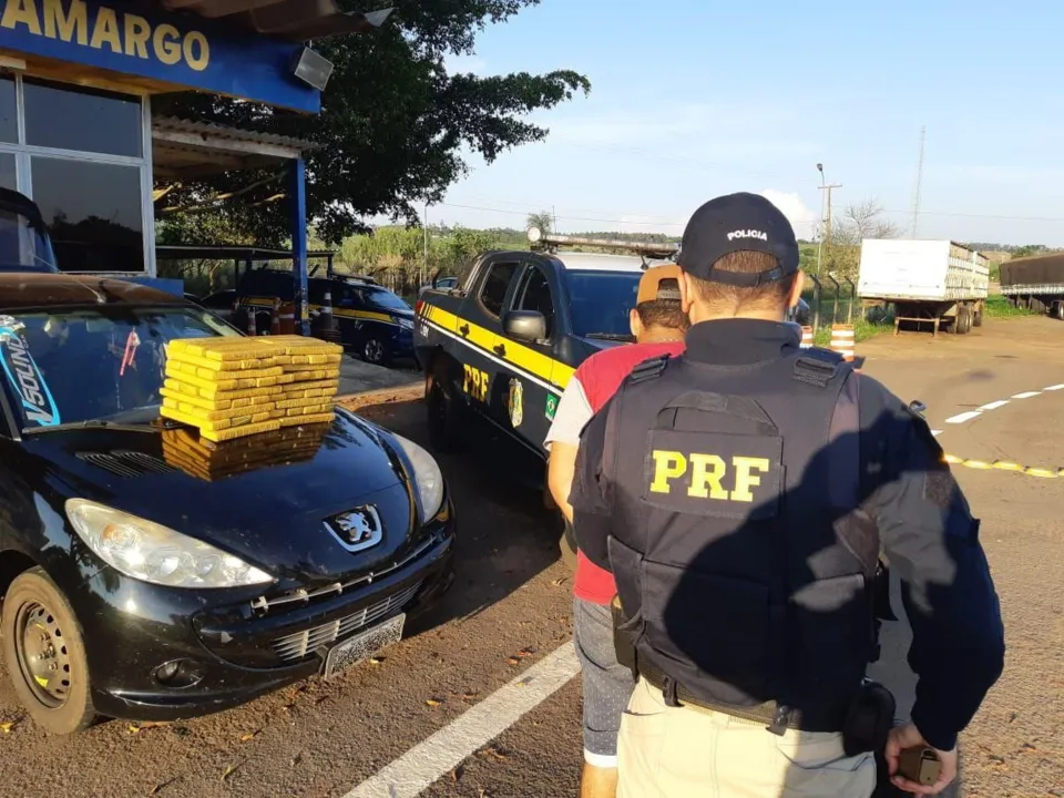 PRF prende homem com 52 quilos de maconha escondidos em carro