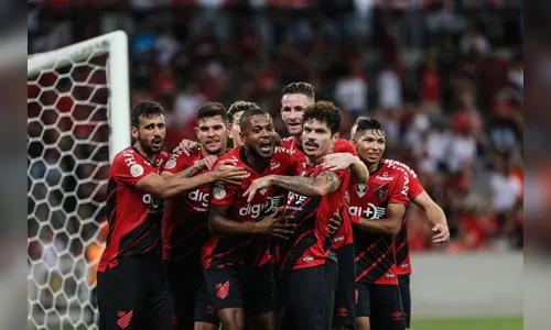 Athletico vence CSA na Arena e entra no G6 do Brasileirão