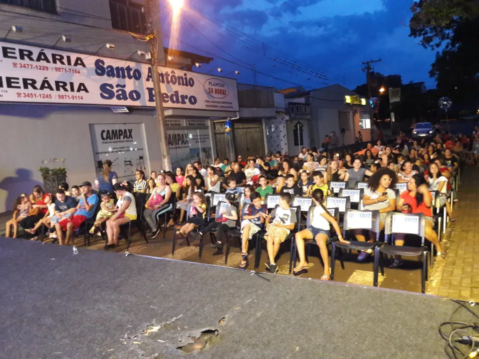 Centenas de famílias se reuniram na Praça da Bíblia para assistir ao filme Hotel Transilvânia. (Foto: Assessoria Imprensa SJI)