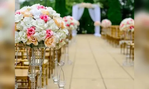 Mulher surge sem cadeira de rodas em seu casamento e surpreende noivo