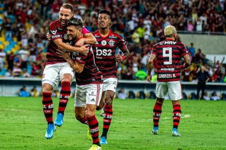 Flamengo goleia Corinthians e mantém vantagem na ponta do Brasileiro