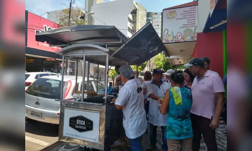 Clientes se mobilizam em solidariedade a vendedor de pastéis, em Apucarana; veja vídeo