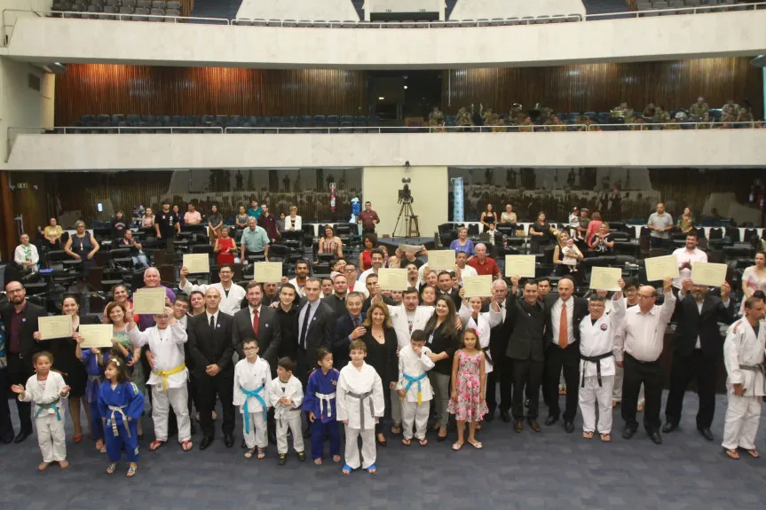Judocas paranaenses são homenageados pela Assembleia Legislativa