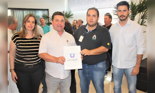 Prefeito recebe cópia do Projeto de Saneamento Rural Zona de Raízes