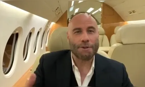 John Travolta cobra R$ 2 mil para tirar fotos e dar autógrafos para fãs, diz jornal