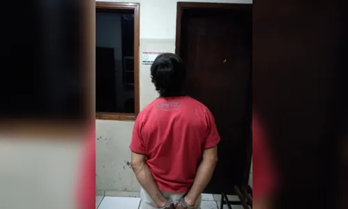 
							Homem é preso por ameaçar esposa com faca, em Apucarana
						
						